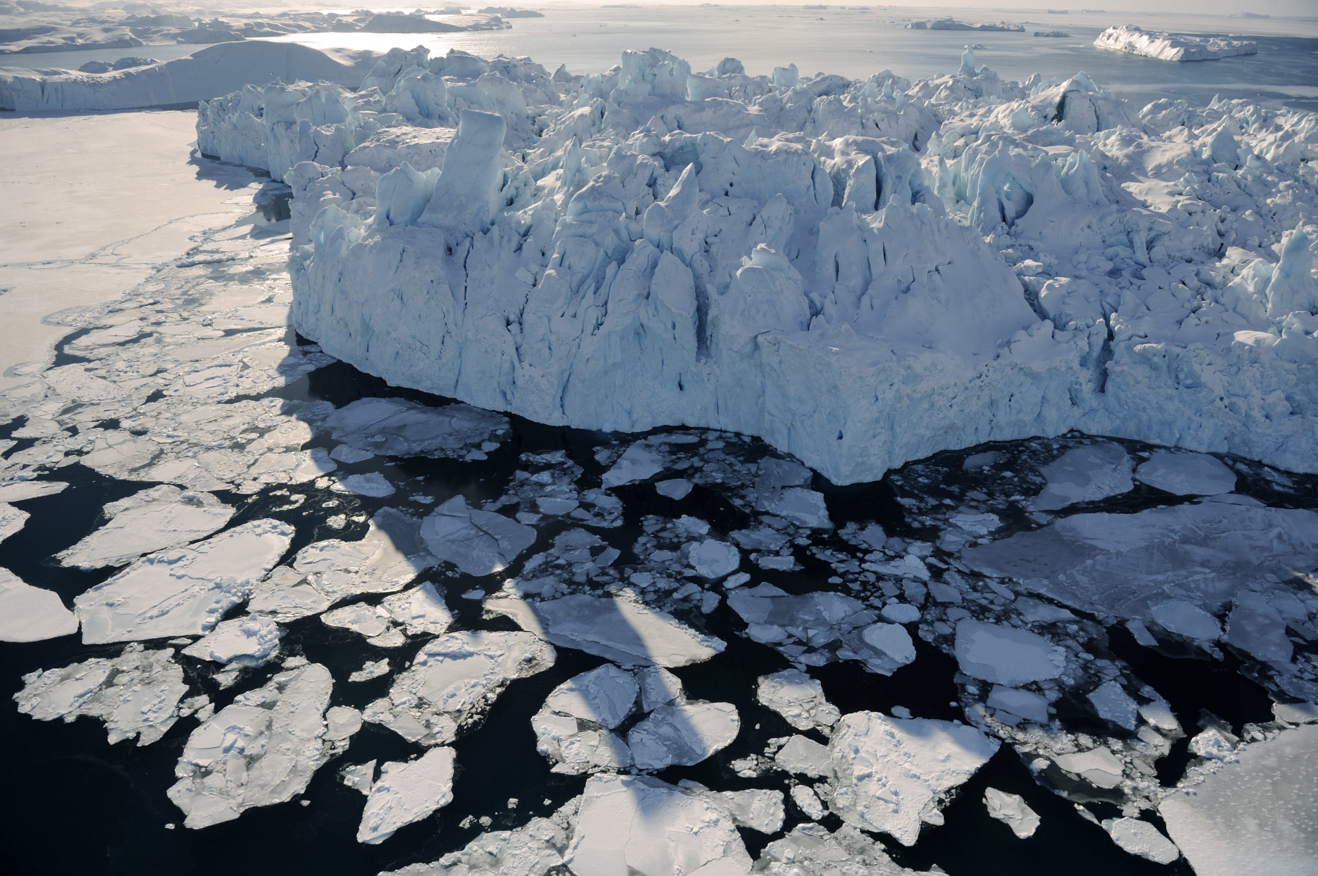 Самую большую площадь занимают ледники. Ледник Туэйтса. Таяние ледников глобальное потепление. Таяние льдов в Антарктиде. Туэйтс Антарктида.